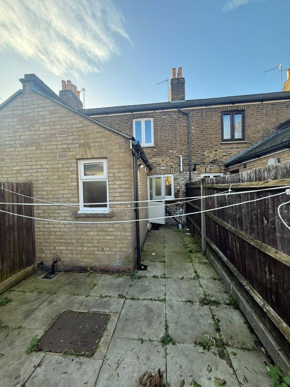 Property photo 1 of 10 2 Bedroom Terraced House For Rent In Southall