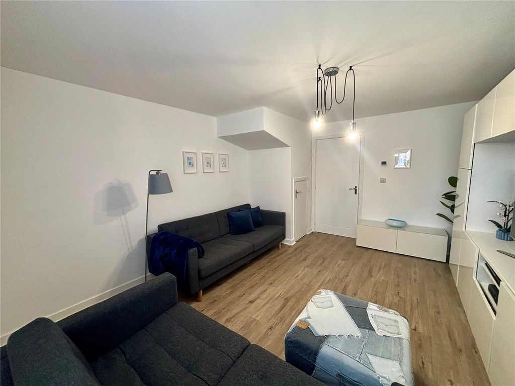 Property photo 2 of 14 Lounge