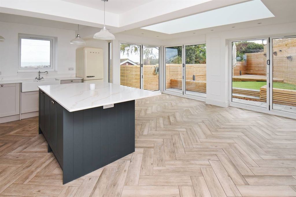 Property photo 2 of 25