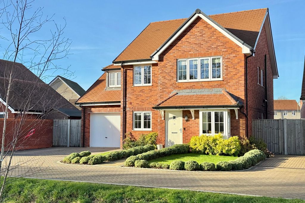 Property photo 1 of 34 4 Bedroom Detached Family Home