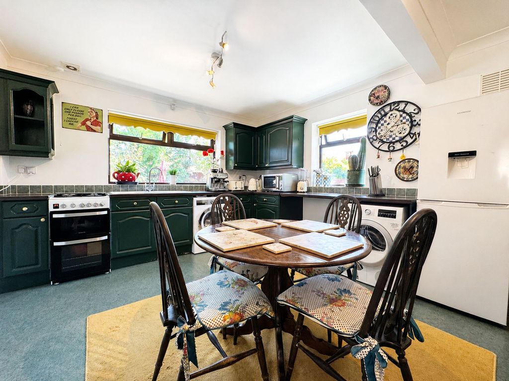 Property photo 3 of 18 Hornbeam Rd CM16