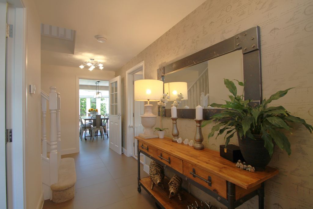Property photo 2 of 36 Entrance Hall