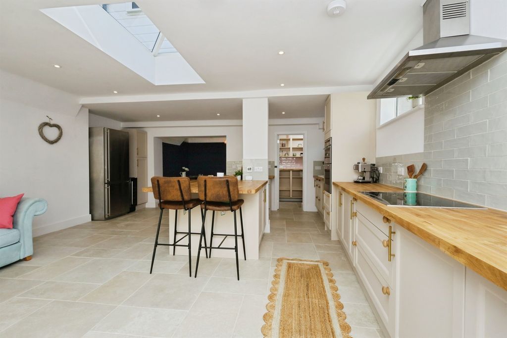 Property photo 3 of 21