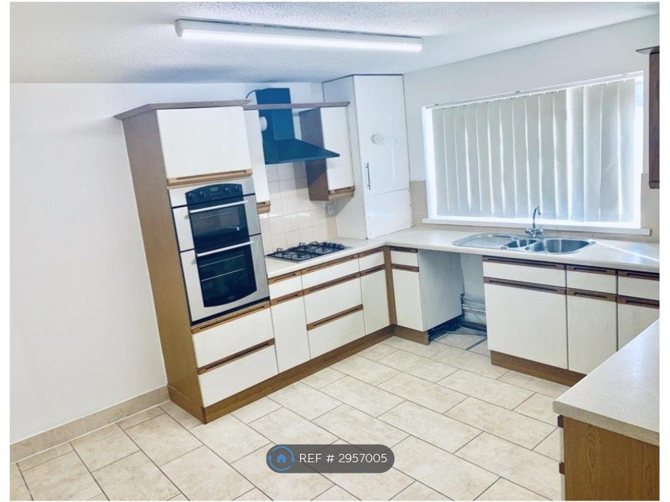Property photo 3 of 20 Kitchen