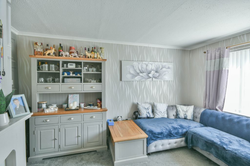 Property photo 2 of 17 Lounge