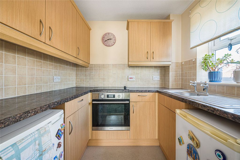 Property photo 3 of 11 Kitchen