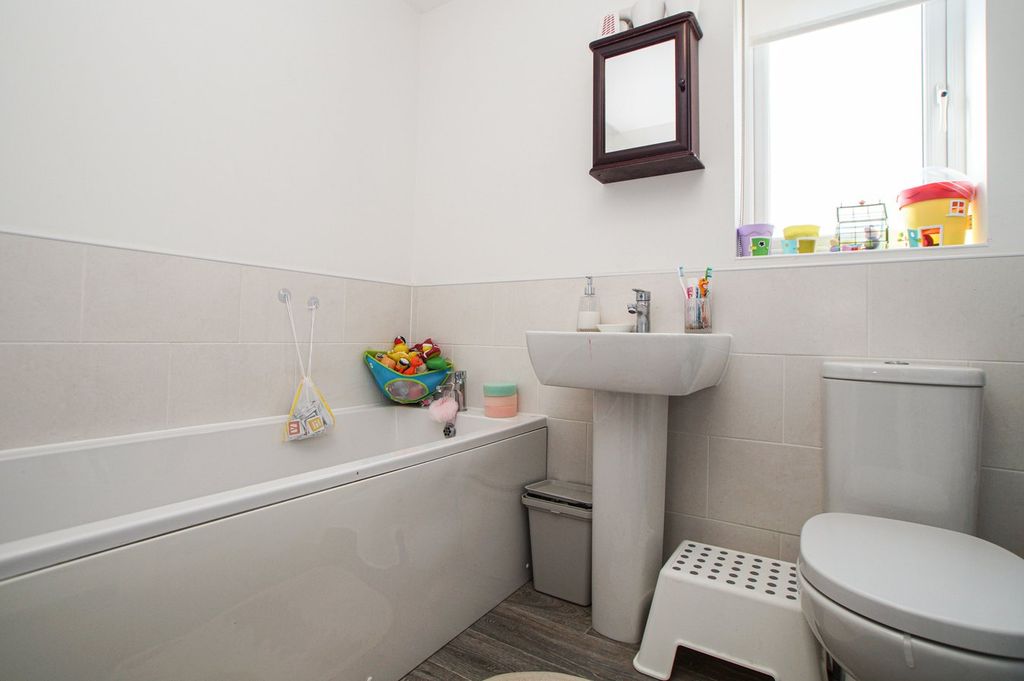 Property photo 3 of 19 Bathroom