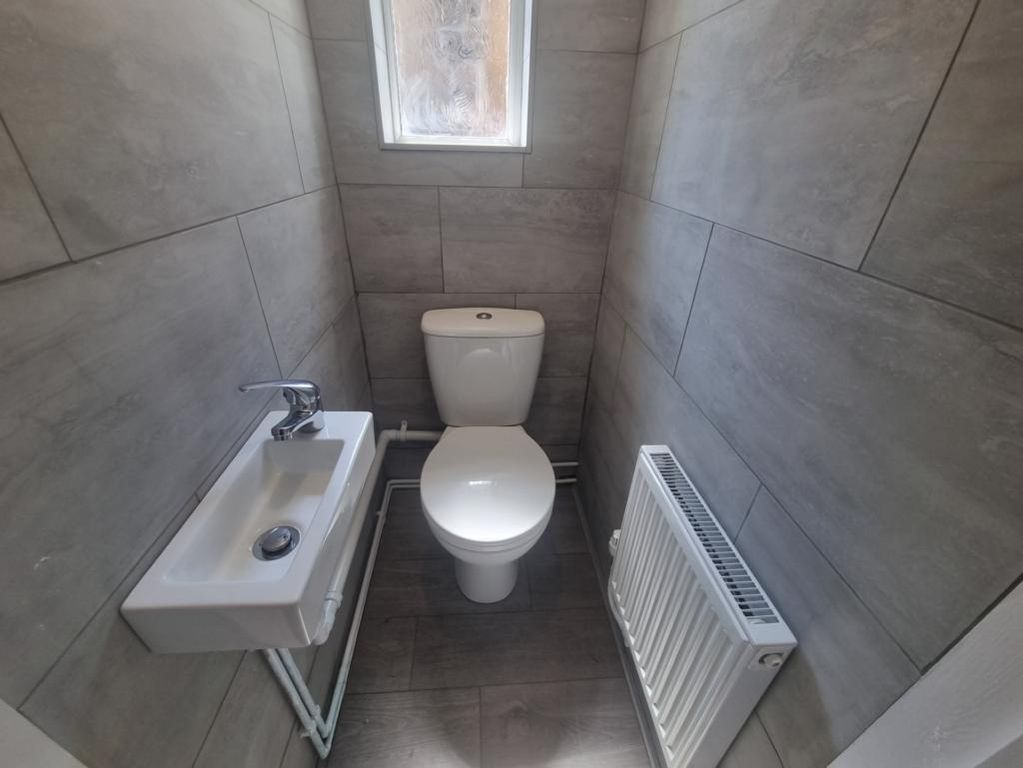 Property photo 2 of 10 Cloakroom