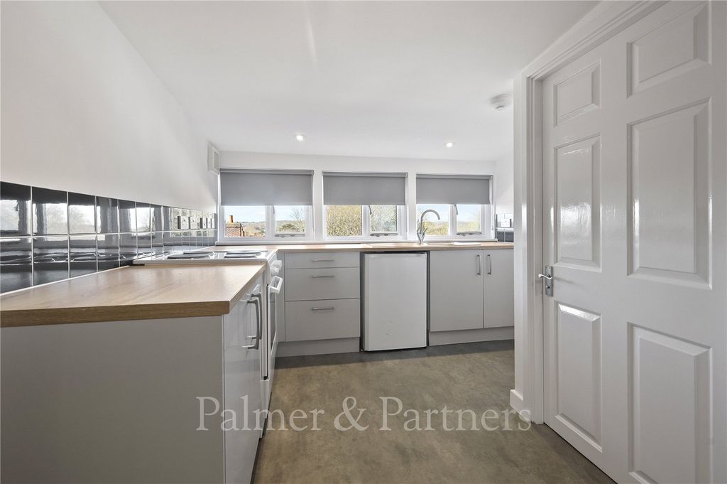 Property photo 3 of 6 Kitchen