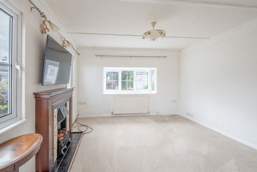 Property photo 3 of 16 Lounge