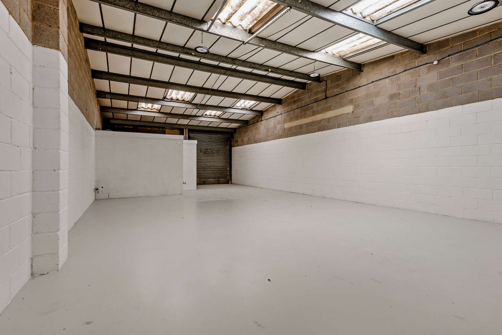 Property photo 3 of 22 8662166-Interior12-800