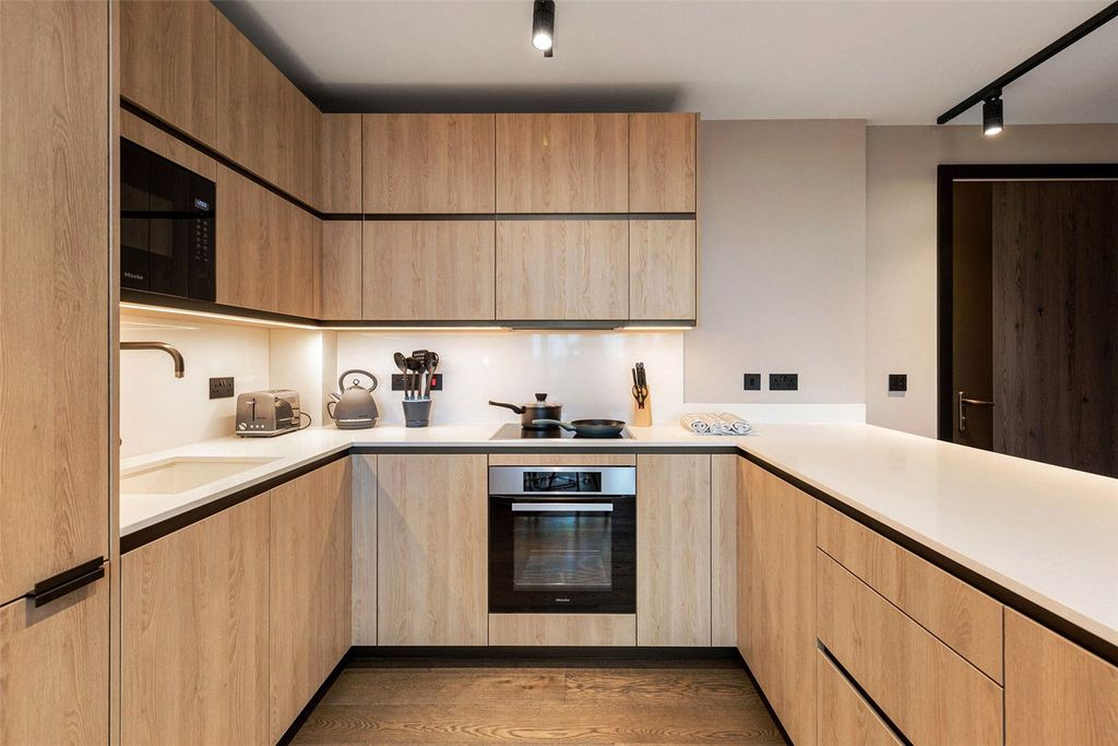 Property photo 3 of 17 Kitchen