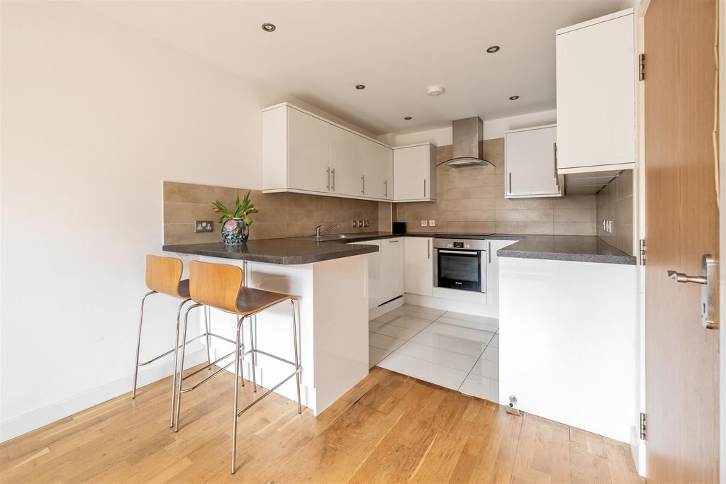 Property photo 3 of 18 Morning Lane, E9