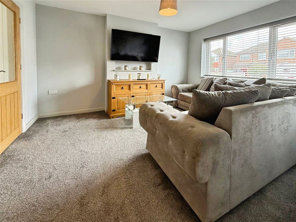 Property photo 3 of 16 Lounge