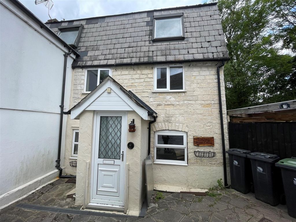 Property photo 1 of 10 Front