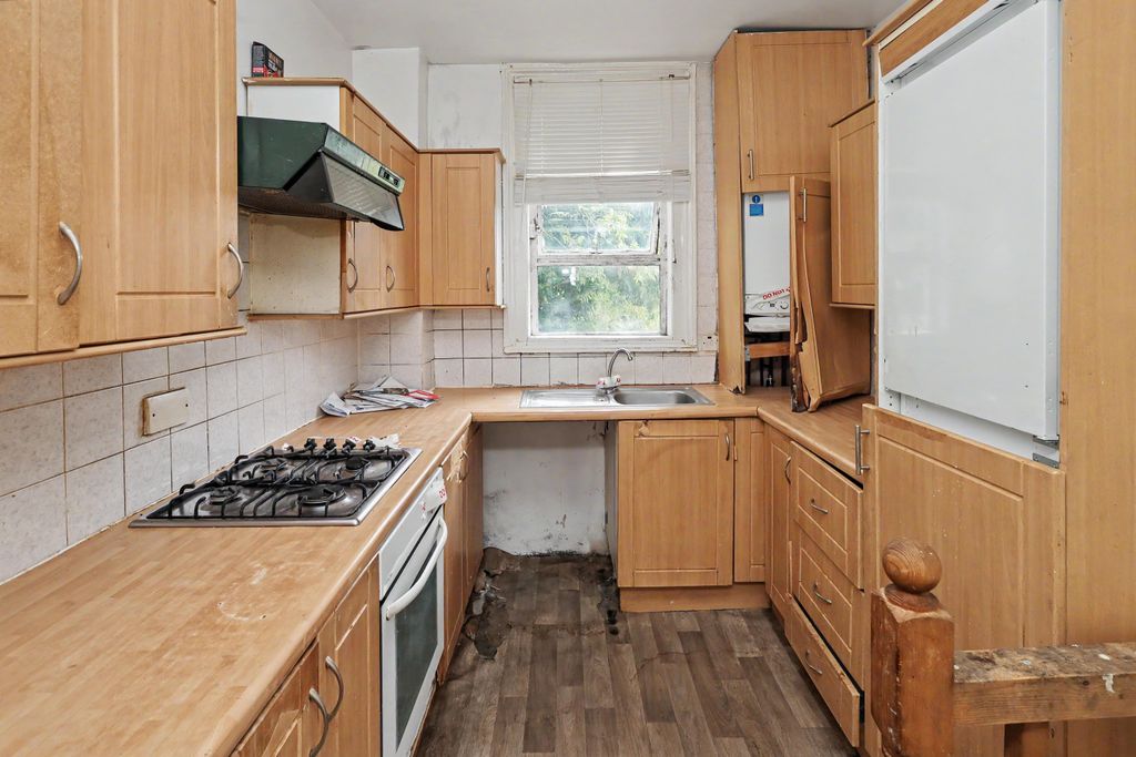 Property photo 2 of 12 27A Temple Road, Cricklewood, London, Nw2 6Pj
