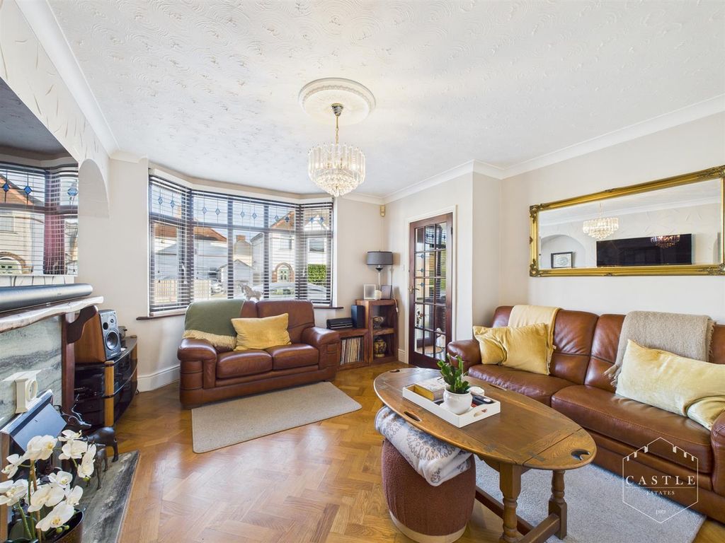 Property photo 3 of 20 Lounge