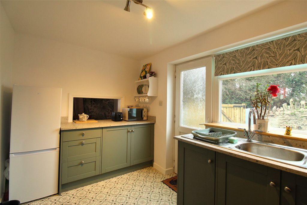 Property photo 3 of 8 Kitchen