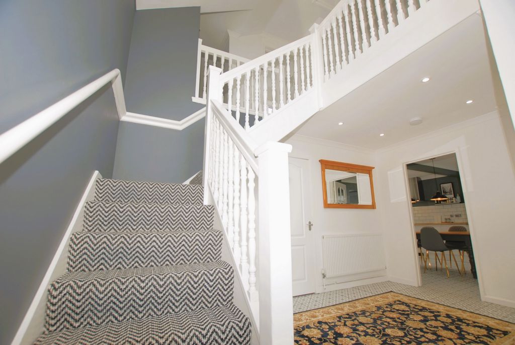 Property photo 2 of 26 Entrance Hall