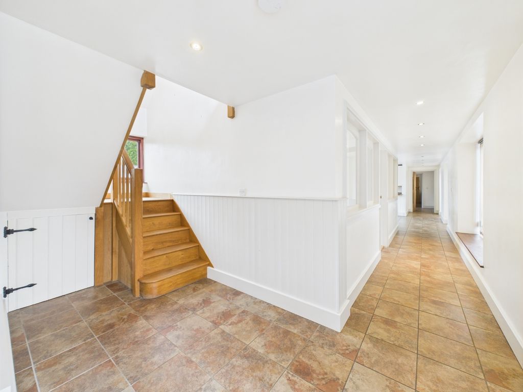 Property photo 3 of 19 Cam01791G0-Pr0173-Still029