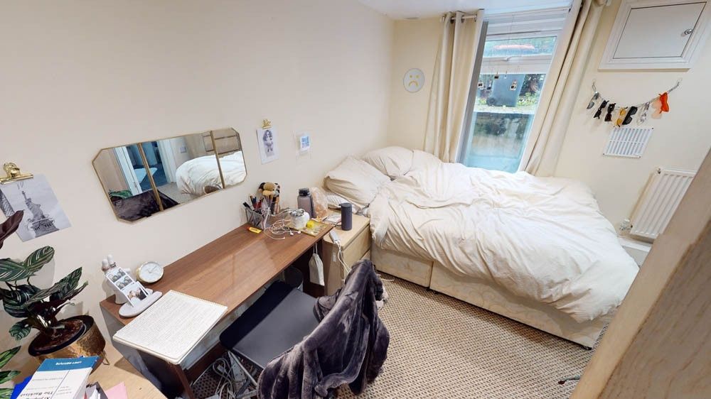 Property photo 3 of 7 A Cozy And Well-Lit Double Bedroom Featuring A Com...