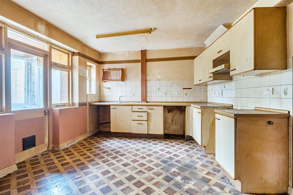 Property photo 2 of 10 Kitchen.Jpg