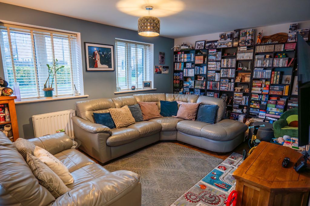 Property photo 3 of 17 Lounge