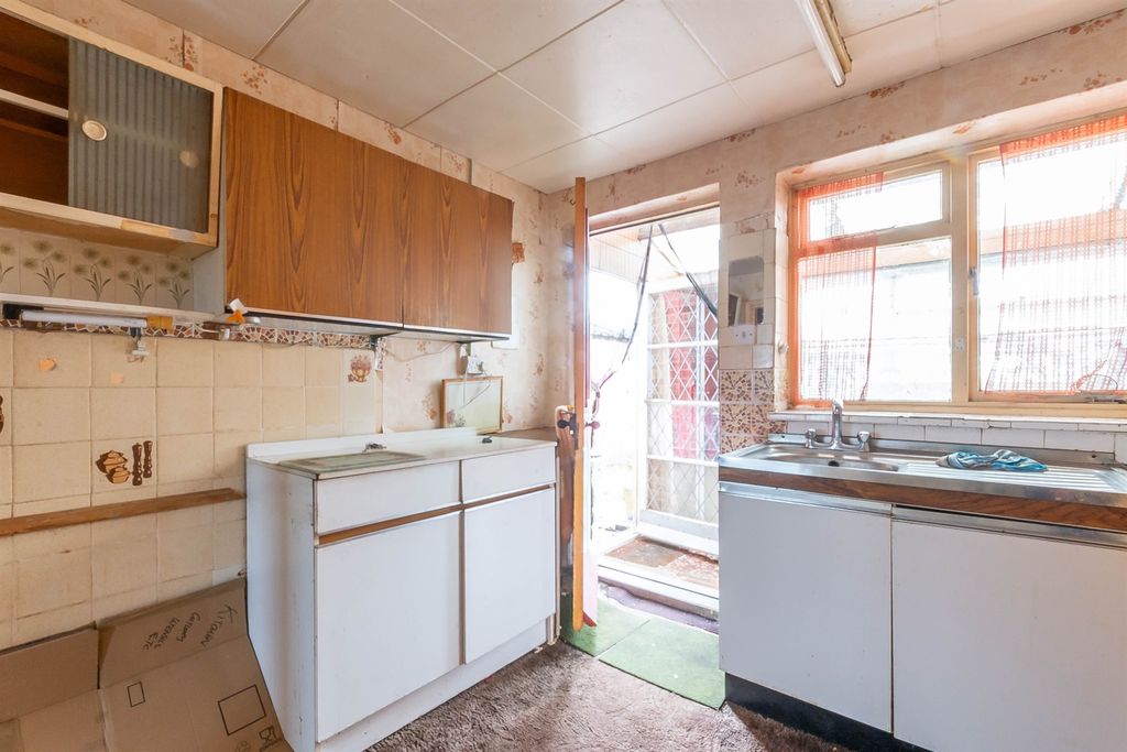 Property photo 3 of 12 Kitchen