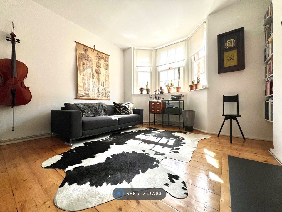 Property photo 3 of 11 Living Room