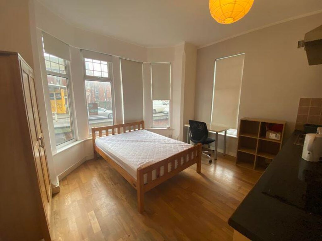 Property photo 1 of 5 A Spacious And Bright Double Bedroom, Featuring La...
