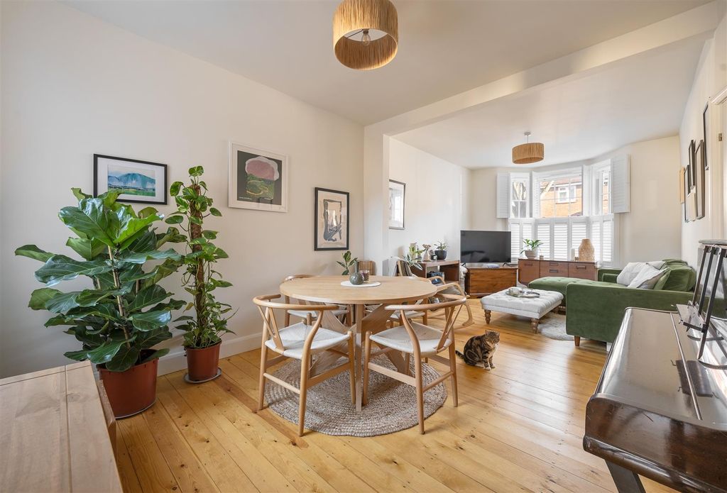 Property photo 2 of 22 Cheneys Road E11