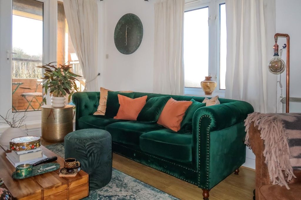 Property photo 3 of 18 Lounge