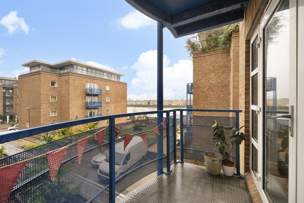 Property photo 1 of 19 Balcony