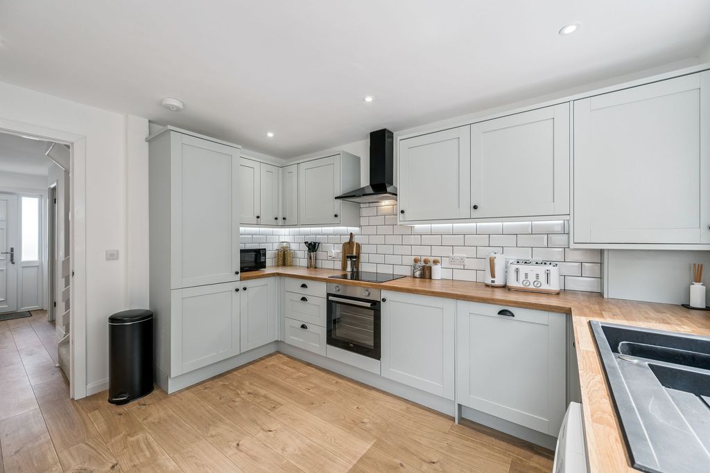 Property photo 2 of 25 Kitchen