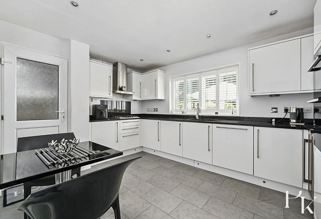 Property photo 3 of 30 22 Hangleton Manor Close, Bn3 (1).Jpg