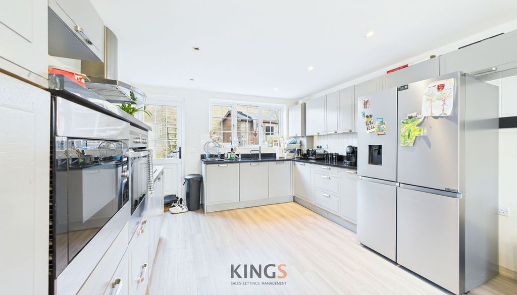 Property photo 3 of 19 Kitchen