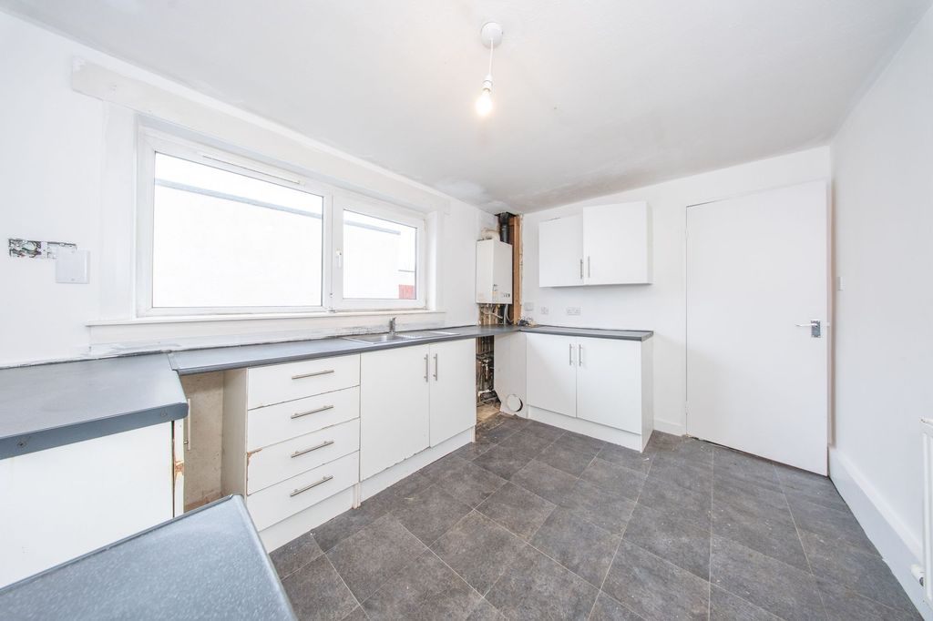 Property photo 3 of 19 Kitchen