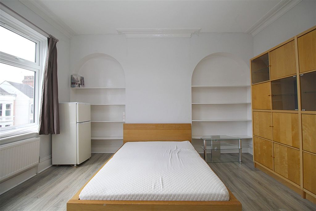 Property photo 2 of 17 Bedroom