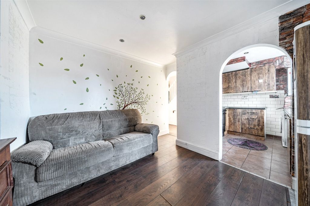 Property photo 2 of 19 Lounge