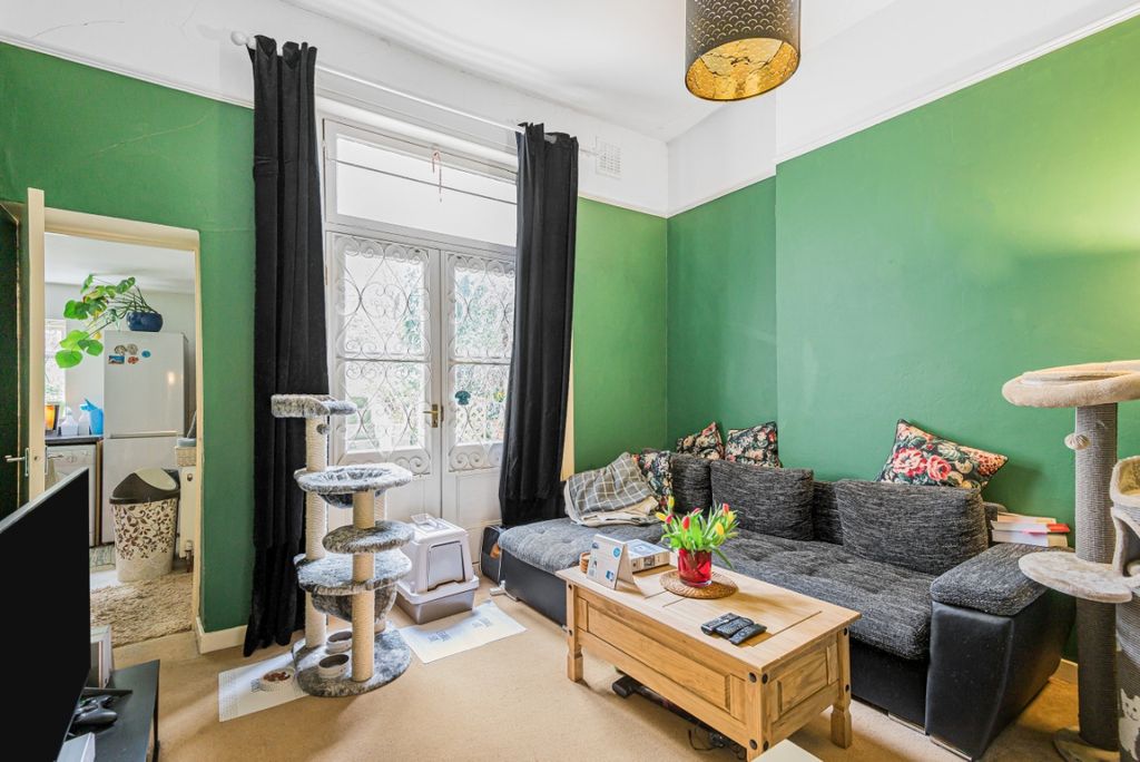 Property photo 3 of 8 815033 (2)