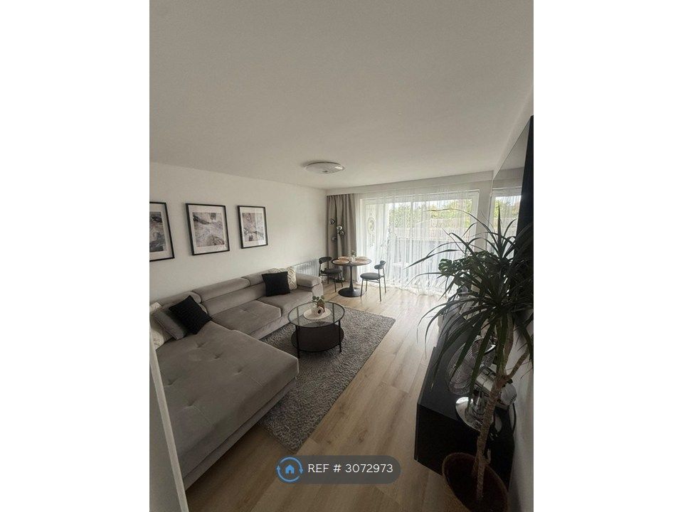 Property photo 1 of 7 Living Room