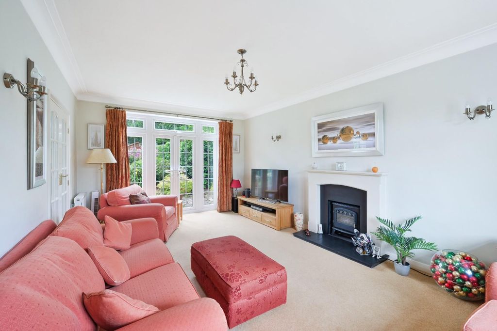 Property photo 2 of 25 Dorling Drive