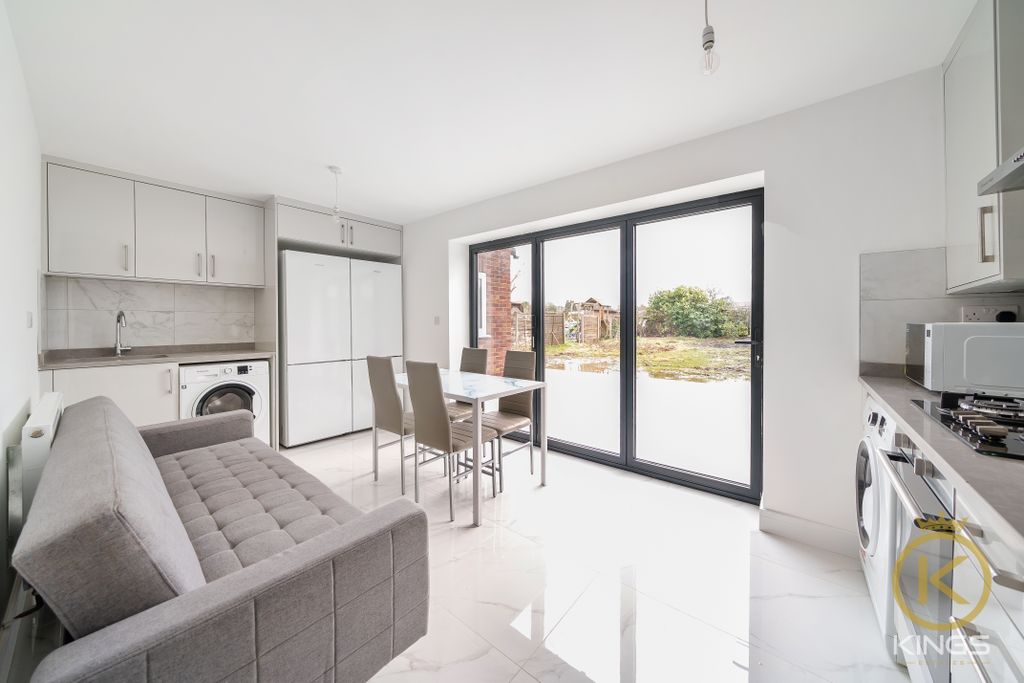 Property photo 3 of 6 Kitchen 2