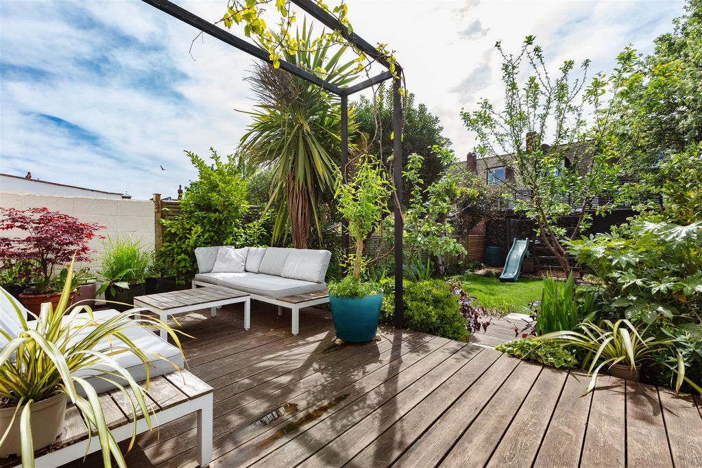 Property photo 3 of 14 Garden