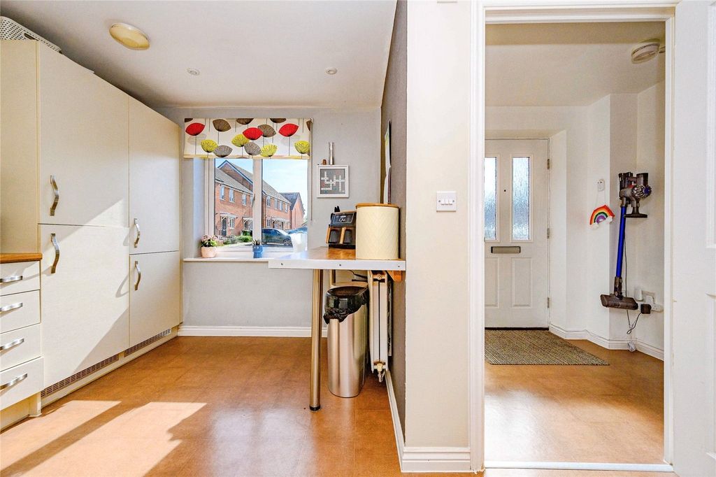 Additional image 8 of 5 bed end terrace house for saleFossett Grove, Dunstable, Bedfordshire LU6