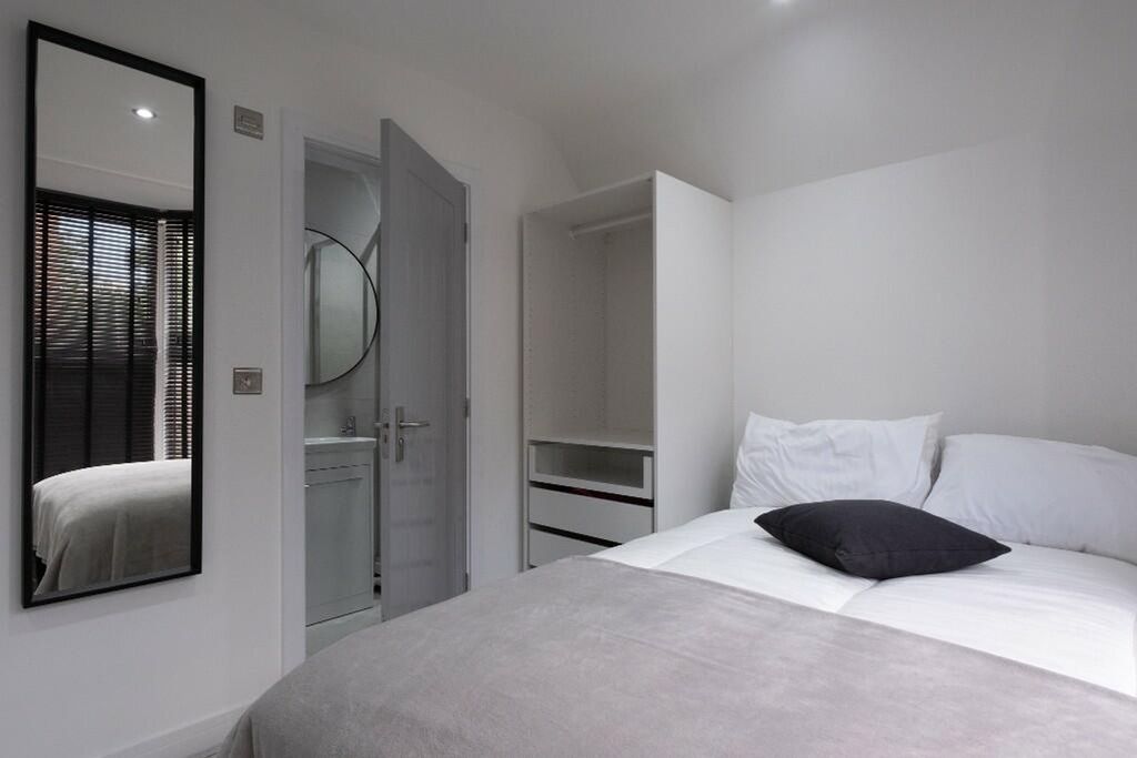 Property photo 3 of 14 This Inviting Double Bedroom Features A Comfortabl...