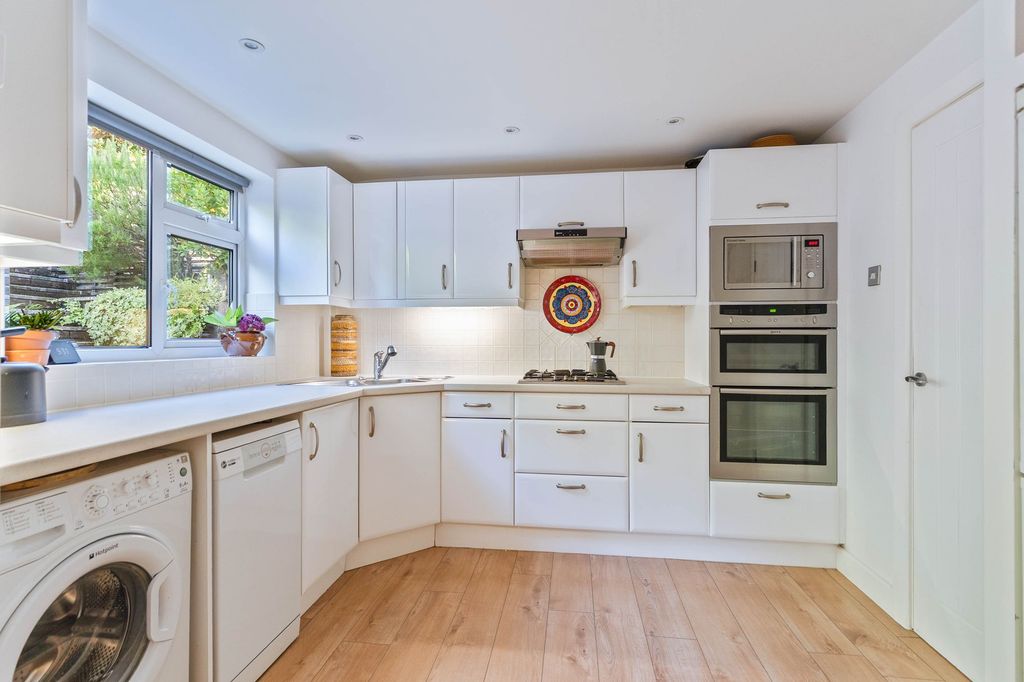 Property photo 2 of 40