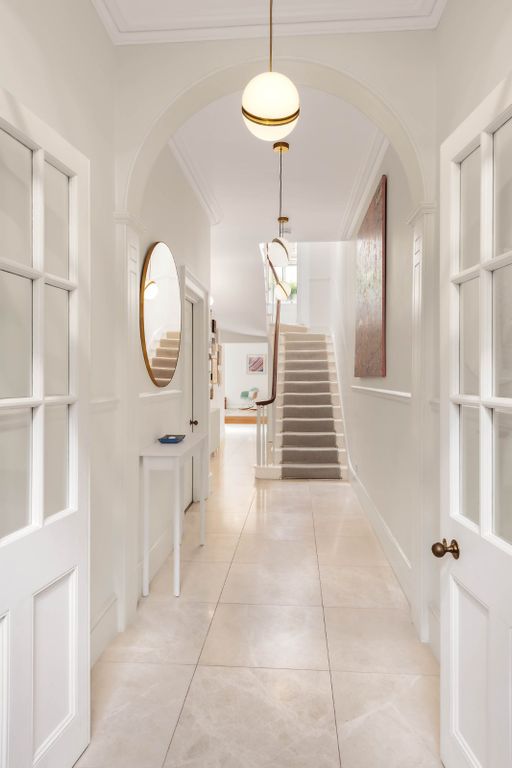 Property photo 2 of 18 Entrance Hall