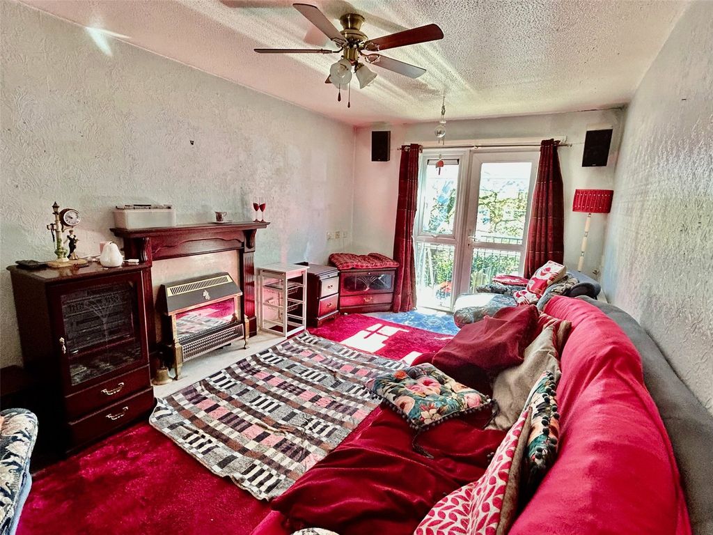 Property photo 2 of 10 Lounge