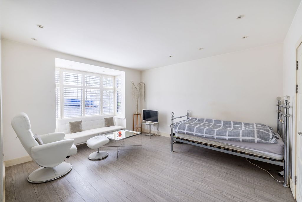 Property photo 3 of 6